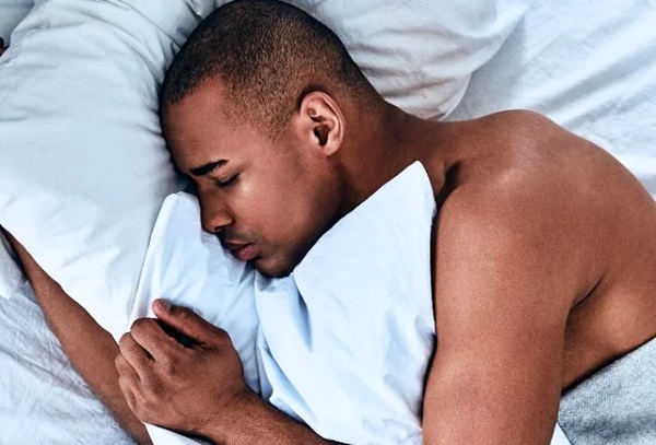 5 Benefits of Sleeping Without Clothes