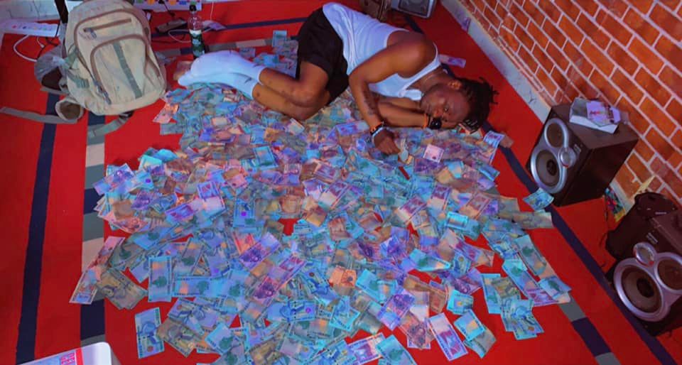 Sierra Leonean Musician, Fyn Face Flaunts And Sleeps on The Millions of Leones He Made After His Show