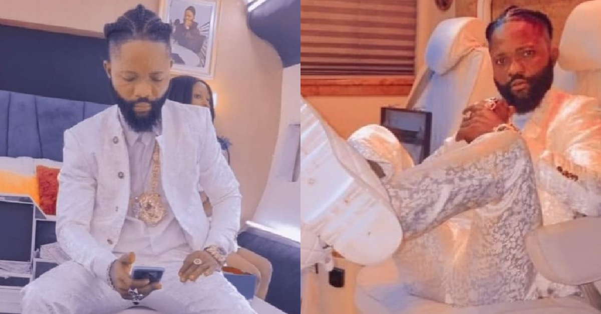 Popular Magician LAC Sprays Dollars as He Storms  Night Club in Nigeria