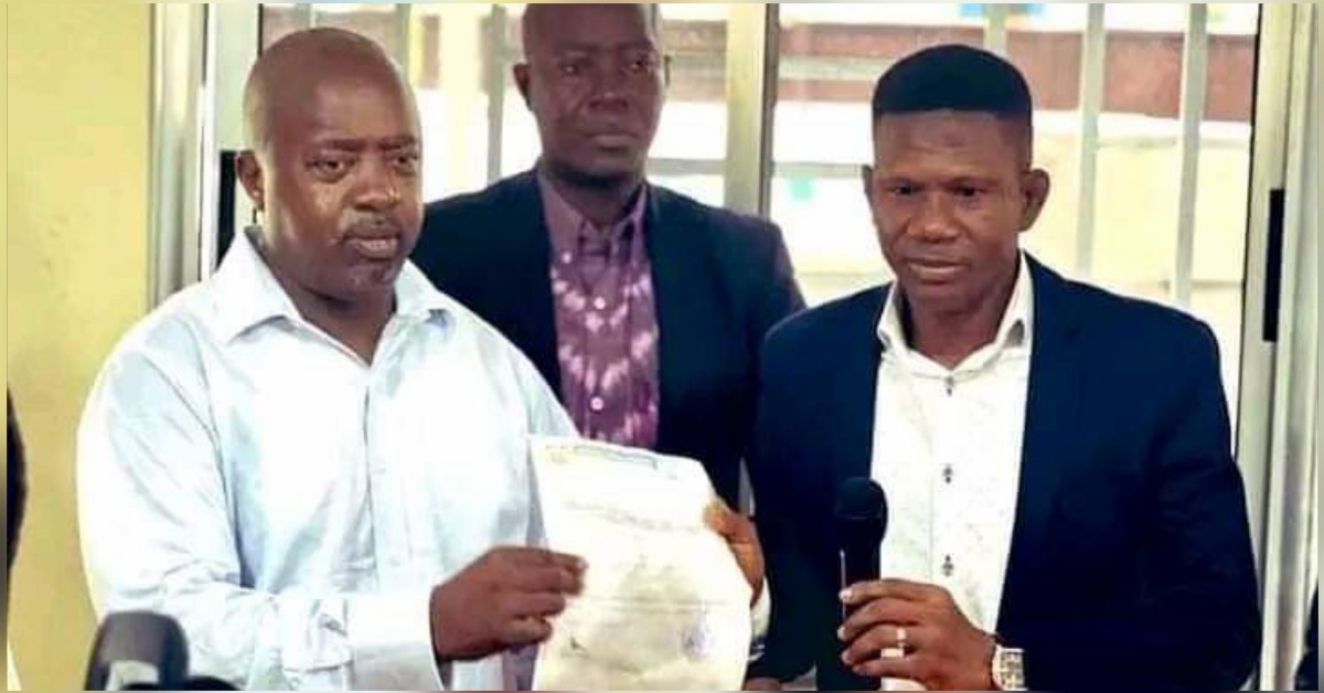 Minister of Sports Makes Presentation of Cheque To SLFA President, Ahead of The Commencement of The SL Premier League