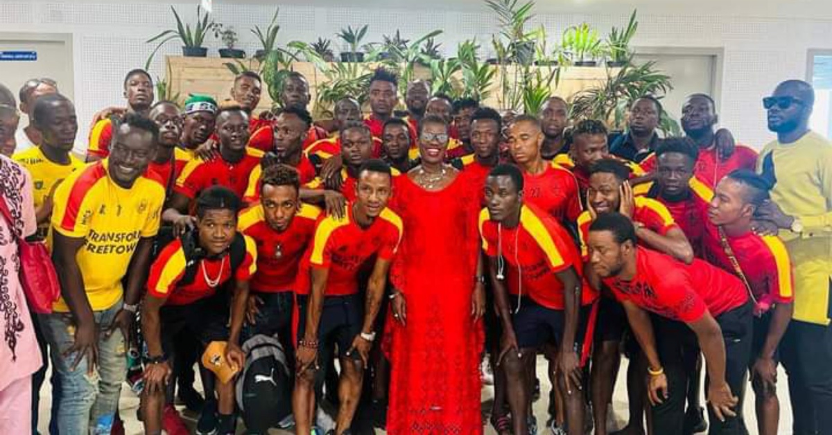 Mayor Aki-Sawyerr Presents Le5 Million to FCFC For Defeating East End Lions