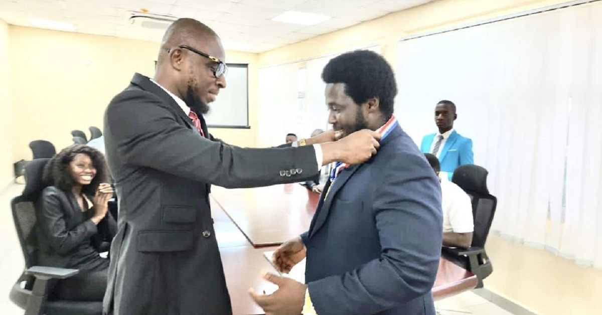 President of National Union of Students Presents Medal of Honour to ACC Commissioner