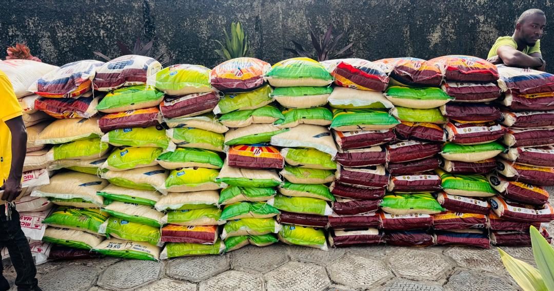 SLPP East Rural District Chairman Donates 110 Bags of Rice and Cash to Zonal Executives as Christmas Gifts