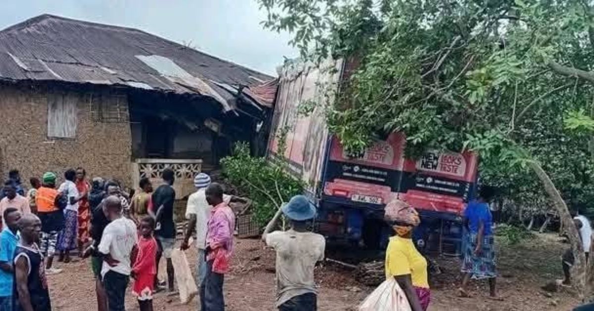Heavy Duty Truck Loses Control and Crashes into House in Kenema