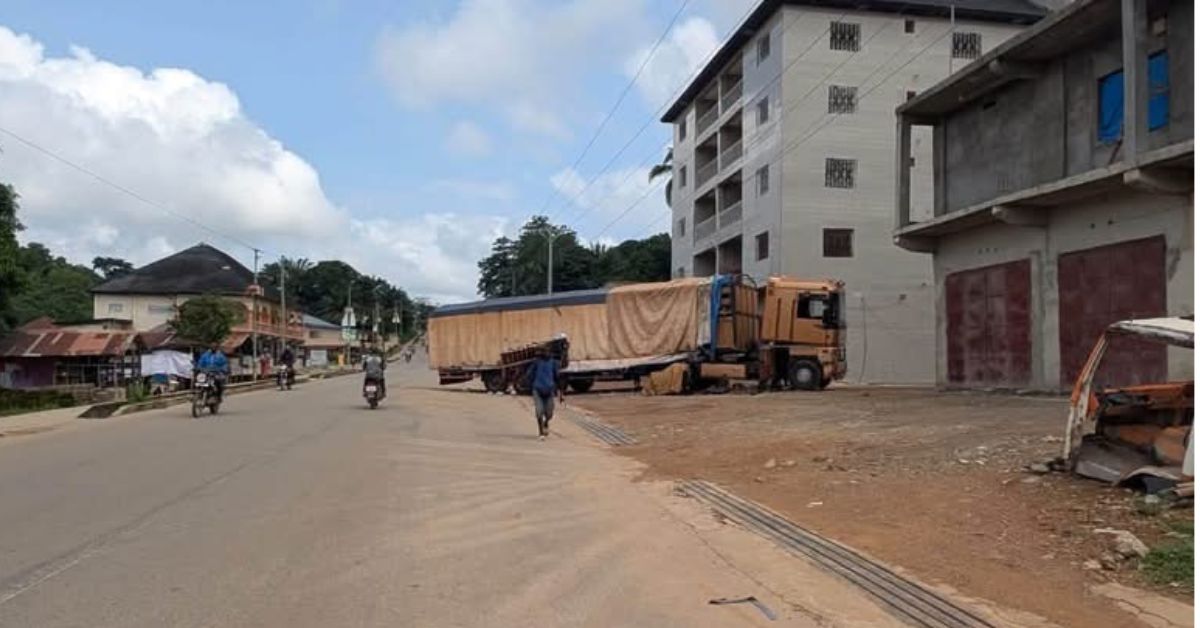 SLRSA Urged to Remove Abandoned Truck Blocking New Gerihun Road in Bo